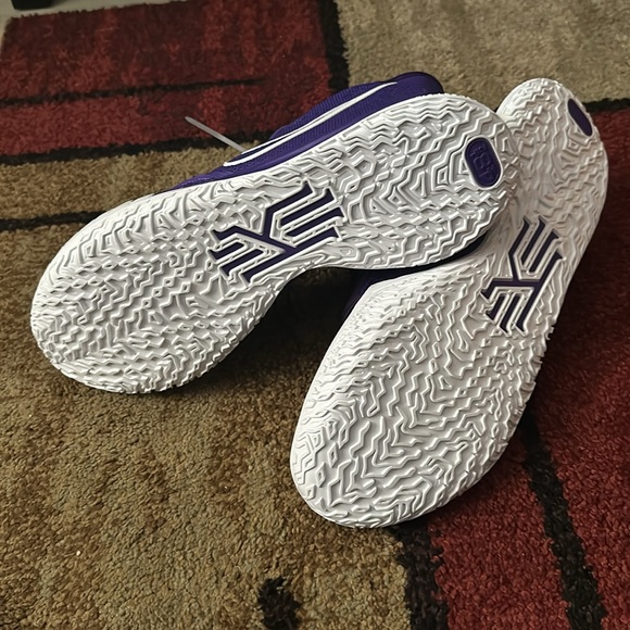 Kyrie NIKE SHOES. SIZE 14 - Picture 7 of 10